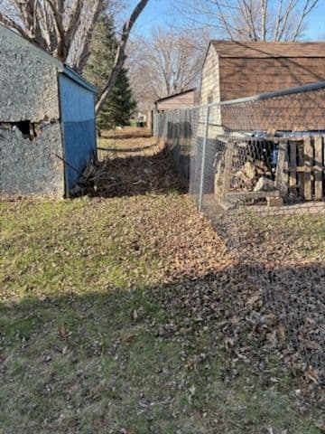 Gallery photos for Spring Leaf Cleanup for Lush Lawns Marshall MN: Image #1